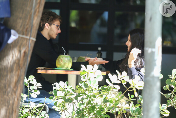 Sophia Raia conversa com o namorado, Felipe Lati, durante almoço