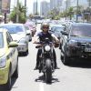 Chay Suede é fotografado andando de moto no Rio, nesta quinta-feira, 20 de novembro de 2014