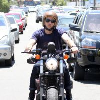Chay Suede mostra estilo ao andar de moto com capacete retrô, no Rio