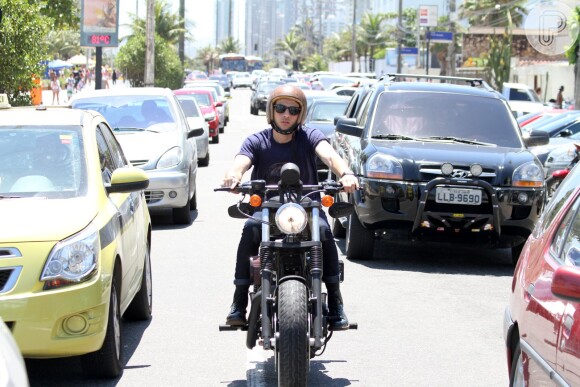 Chay Suede é fotografado andando de moto no Rio, nesta quinta-feira, 20 de novembro de 2014