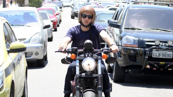Chay Suede mostra estilo ao andar de moto com capacete retrô, no Rio