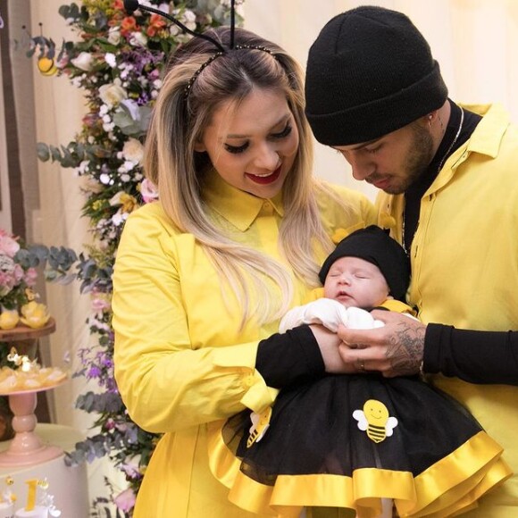 Virgínia Fonseca fantasiada de abelha com Zé Felipe e a filha Maria Alice