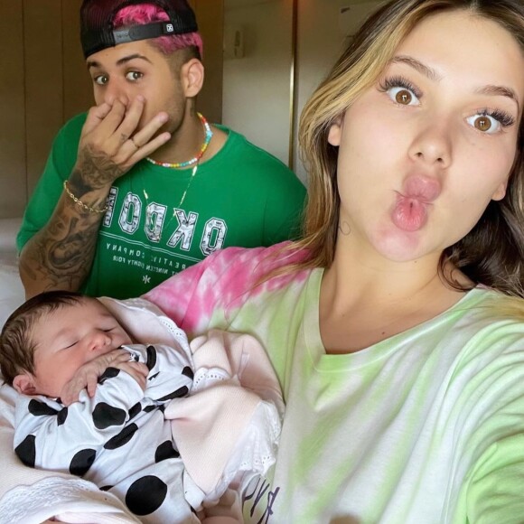 Recém-nascida, Maria Alice se suja de coco e Zé Felipe e Virgínia Fonseca brincam: 'quintou por aqui'