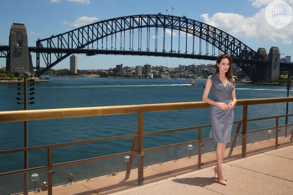 Angelina Jolie exibe cintura fina em pré-estreia de filme