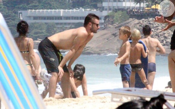 Rodrigo Hilbert leva um dos gêmeos à praia do Leblon, na zona sul do Rio de Janeiro, em 9 de março de 2013