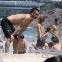 Rodrigo Hilbert leva um dos gêmeos à praia e ganha beijo do filho na areia