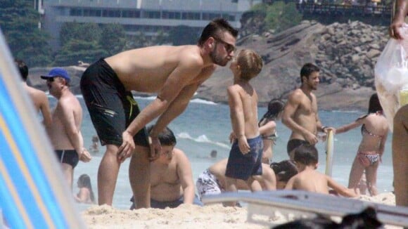 Rodrigo Hilbert leva um dos gêmeos à praia e ganha beijo do filho na areia