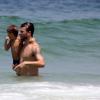 Rodrigo Hilbert e o filho tomam banho de mar juntos