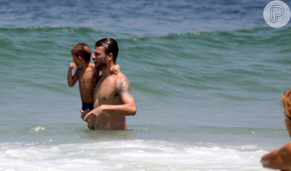 Rodrigo Hilbert e o filho tomam banho de mar juntos