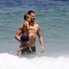 Rodrigo Hilbert sai do mar com o filho