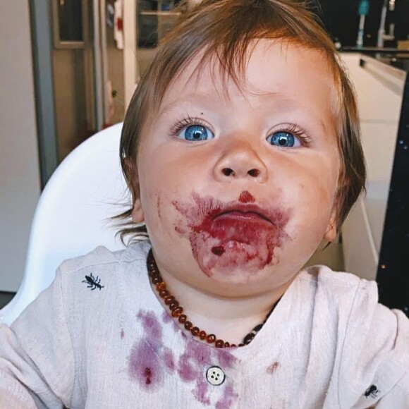 Zyan, filho mais novo de Giovanna Ewbank e Bruno Gagliasso, faz 1 ano e agita web com rosto sujo de cereja
