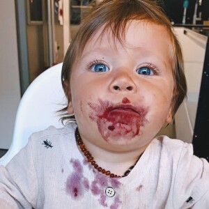 Zyan, filho caçula de Giovanna Ewbank e Bruno Gagliasso aparece lambuzado de cereja e agita web