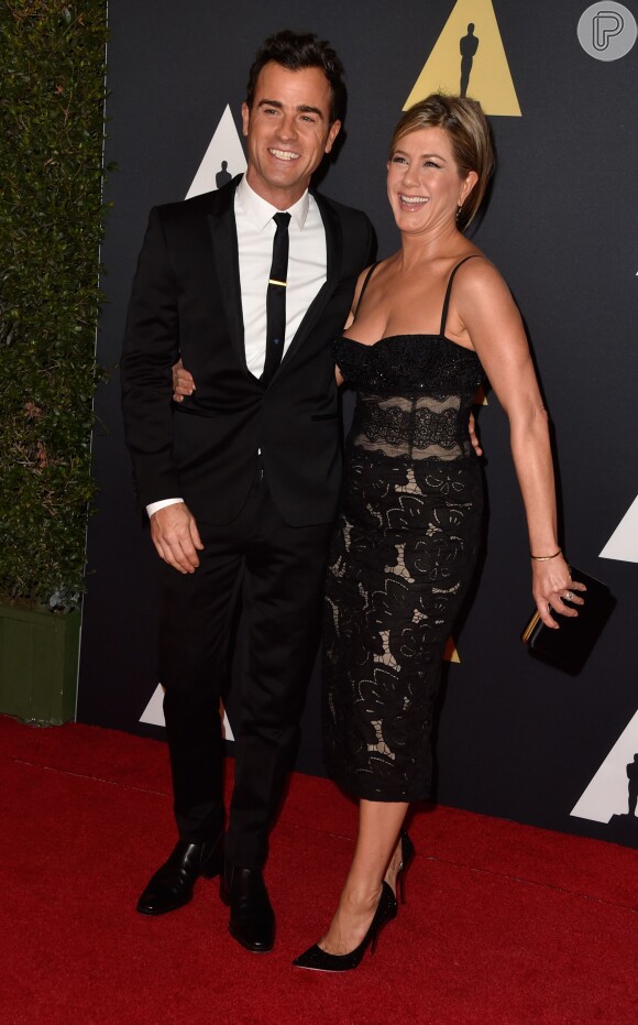 Jennifer Aniston e o noivo, Justin Theroux, preferem manter a discrição e não revelam a data do casamento