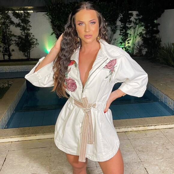 Gabi Martins reagiu ao ver crítica de fã sobre namoro com Tierry