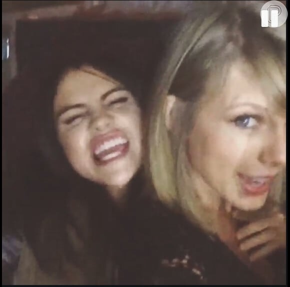 Taylor Swift e Selena Gomez cantam juntas em vídeo de show