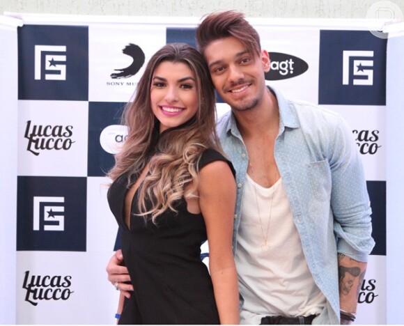 Lucas Lucco recebeu Ana Paula Guedes, bailarina do 'Domingão do Faustão', no seu camarim antes de show realizado nesta quinta-feira, 20 de novembro de 2014