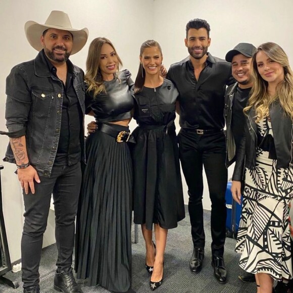 Andressa Suita e Gusttavo Lima posaram juntos nos bastidores de live do cantor