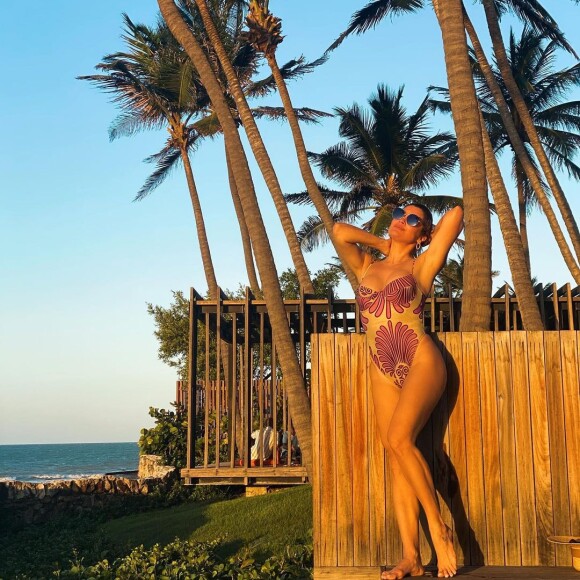 Estampa maximalista com fundo neutro em maiô de Flávia Alessandra