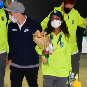 No aeroporto, Rayssa Leal ganhou presentes de fãs