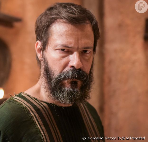 Novela 'Gênesis': Jacó (Miguel Coelho/Petrônio Gontijo) escapa de ser morto por Labão (Heitor Martinez) após o sogro/tio ouvir a voz de Deus (Flávio Galvão)