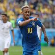 Foto de Neymar fazendo coração com as mãos agita internautas