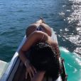 Bruna Marquezine deixa bumbum à mostra em foto em barco