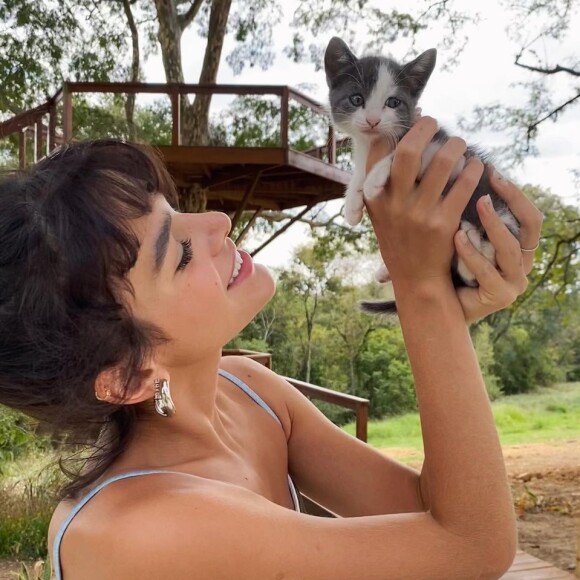 Gata de Bruna Marquezine, Mia surge em treino da famosa