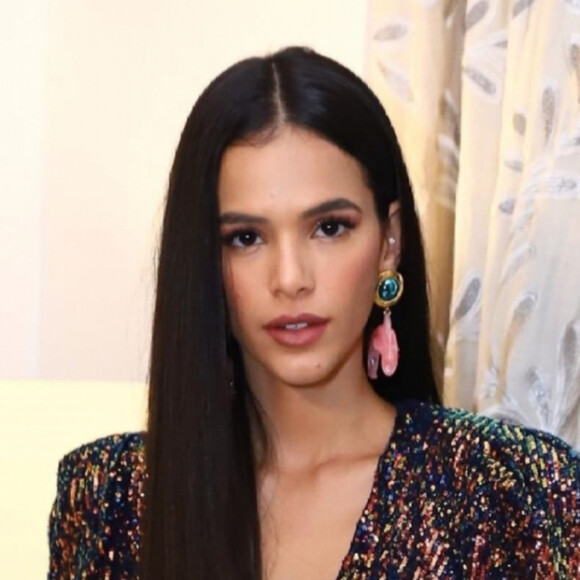 Bruna Marquezine tira dúvida no Twitter e web lembra 'surubão de Noronha nos comentários'