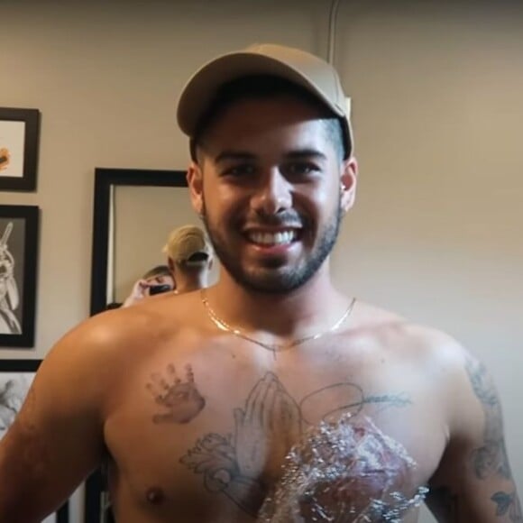 Zé Felipe tatuou a mão da filha e fez também uma carinha feliz no peito