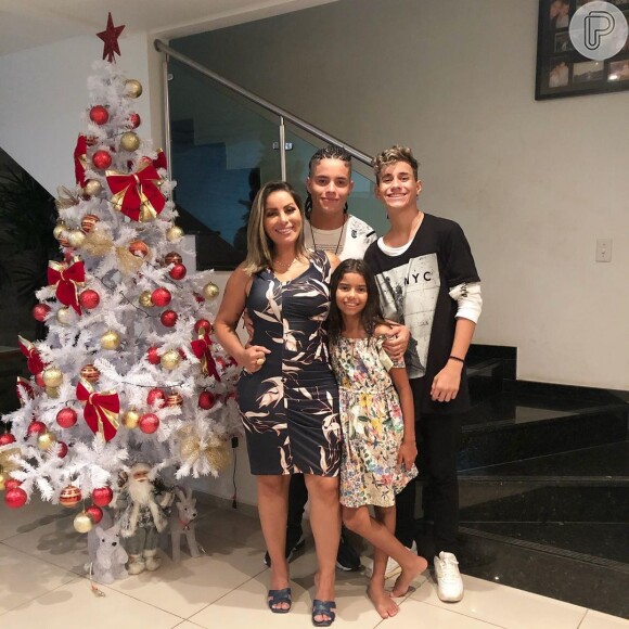 Walkyria Santos ao lado do filho Lucas em foto de 2020