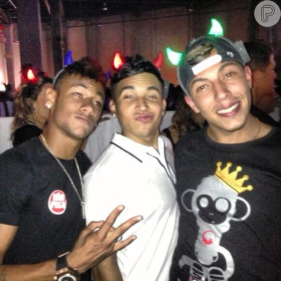 Neymar curte festa com amigos sem a namorada, Bruna Marquezine, em 9 de março de 2013