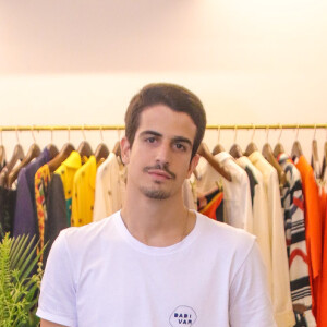 Enzo Celulari apareceu abraçado à irmã, Sophia Raia, e internautas confundiram a adolescente com Bruna Marquezine