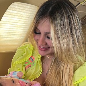 Maria Alice usou um look tie-dye em viagem dos pais ao Rio de Janeiro