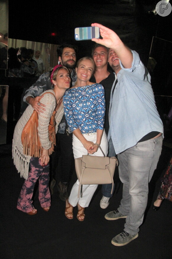 Luciano Huck e Angélica fazem selfie com Bruno Gagliasso e Giovanna Ewbank