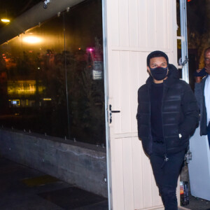 Tierry é flagrado saindo de restaurante sem Gabi Martins