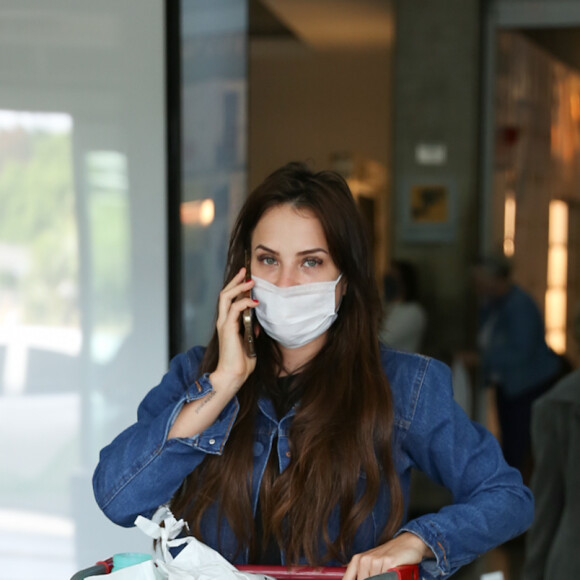 Ainda assim, Gabi Martins desembarcou em São Paulo sem a aliança de compromisso