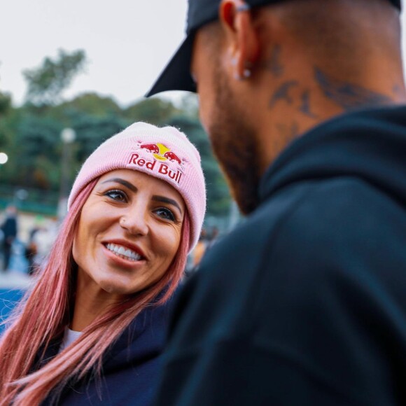 Neymar encontra Leticia Bufoni e se diverte por reação dela em foto. Confira!