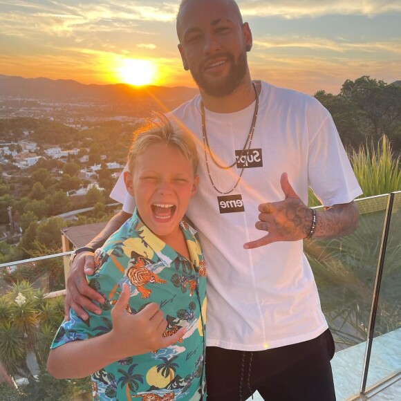 Neymar está em Paris depois de passar por Ibiza, na Espanha