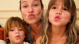 Filha de Luana Piovani chama atenção por semelhança com atriz em foto: 'Cara da mãe'