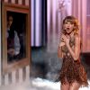 Taylor Swift se apresenta com 'Blank Space' no American Music Awards 2014 e reproduz o clipe da música no palco, em 23 de novembro de 2014