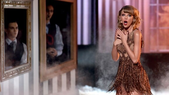 American Music Awards 2014: Taylor Swift reproduz o clipe de 'Blank Space'