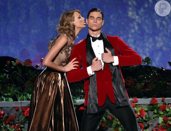 Taylor Swift beija bailarino na performance de 'Blank Space'