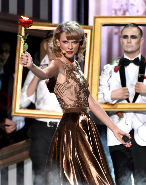 Taylor Swift empolga o público ao reproduzir o clipe 'Blank Space' no palco