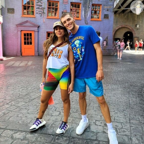 Anitta vai à Disney com novo affair, Griffin Johnson e amigos