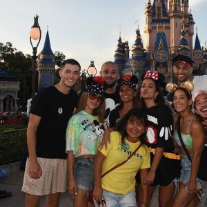 Anitta visitou vários parques da Disney de Orlando ao lado de amigos gringos, a mãe, Miriam Macedo e o brasileiro Rodrigo Branco, nesta quarta-feira (18)