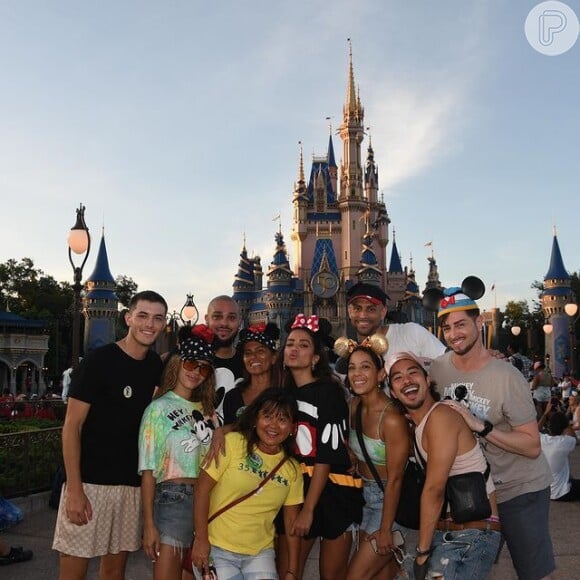 Anitta visitou vários parques da Disney de Orlando ao lado de amigos gringos, a mãe, Miriam Macedo e o brasileiro Rodrigo Branco, nesta quarta-feira (18)