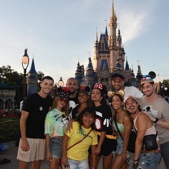Anitta visitou vários parques da Disney de Orlando ao lado de amigos gringos, a mãe, Miriam Macedo e o brasileiro Rodrigo Branco, nesta quarta-feira (18)