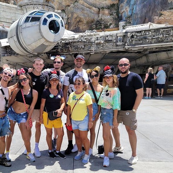 Anitta esteve no parque Magic Kingdom, da Disney, com amigos e novo affair nesta quarta-feira (18)