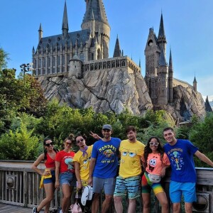 Anitta foi à Disney com amigos e teve clima de romance com o americano Griffin Johnson, de 22 anos