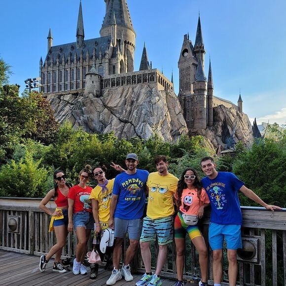 Anitta foi à Disney com amigos e teve clima de romance com o americano Griffin Johnson, de 22 anos